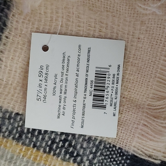 Nicoles Boutique Scarf/Wrap - Picture 3 of 3